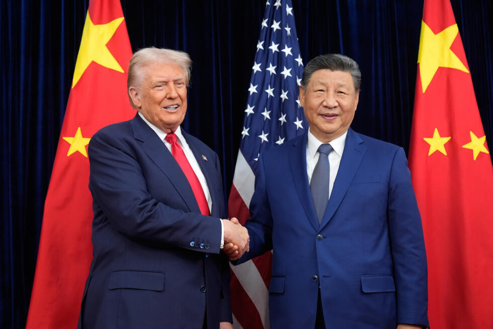 Donald Trump et Xi Jinping se serrent la main avant leur entretien à Busan, en Corée du Sud, le 30 octobre 2025.
