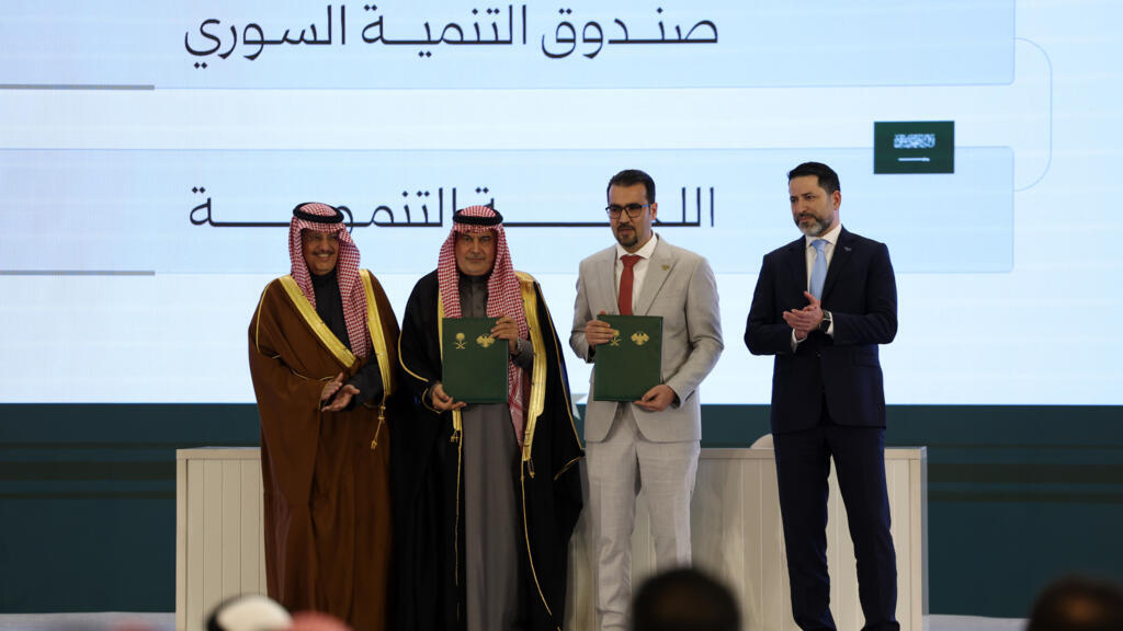 السعودية وسوريا توقعان سلسلة اتفاقيات "استراتيجية" منها تأسيس شركة طيران مشتركة