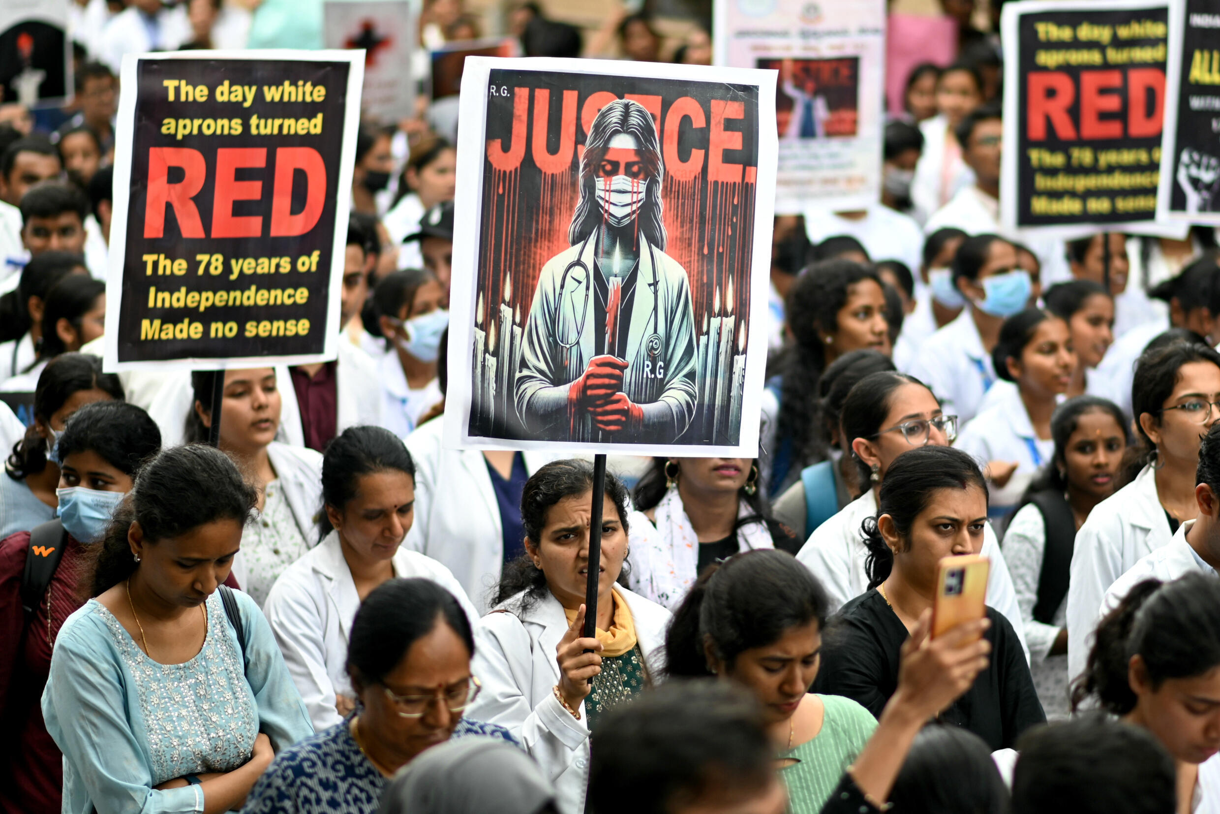 Des soignantes manifestent devant un hôpital de Bangalore, le 17 août 2024, dans le cadre d'une grève nationale pour condamner le viol et le meurtre d'une de leurs collègues à Calcutta, en Inde.