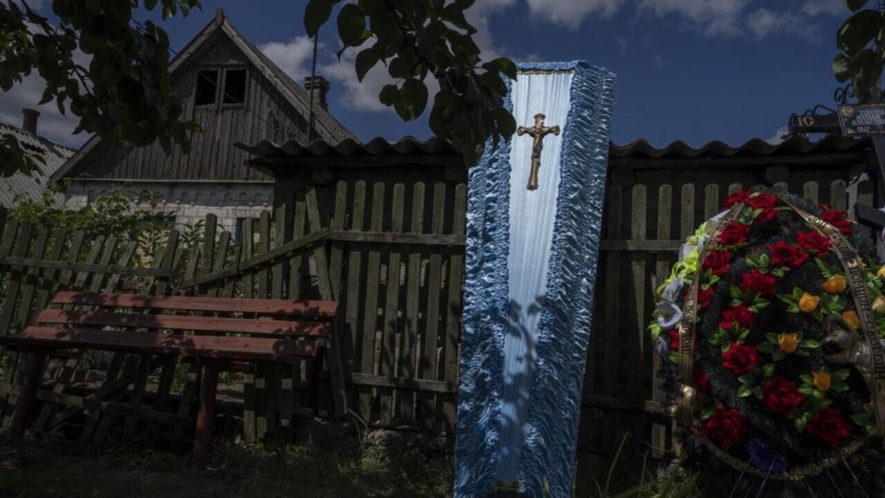 El banco donde Anna Protsenko, de 35 años, fue asesinada por un ataque con cohetes rusos, frente a su casa, a las afueras de Pokrovsk, provincia de Donetsk, en el este de Ucrania, el 18 de julio de 2022. Protsenko fue asesinada dos días después de volver a su hogar, tras ser evacuada.