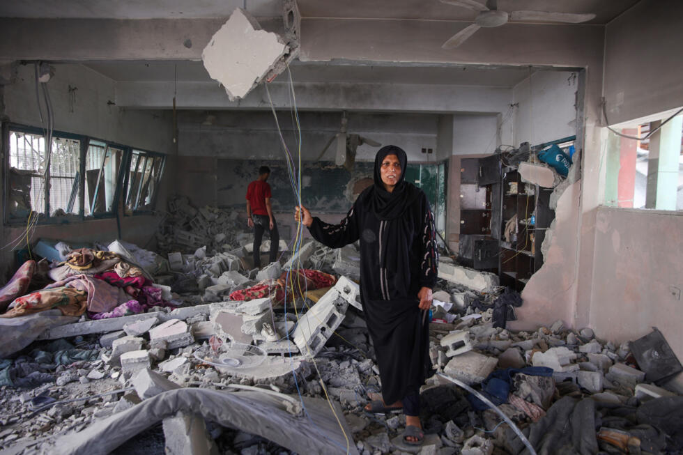 Une femme au milieu des décombres dans une école où se réfugiaient des déplacés palestiniens, visée par une frappe israélienne à Gaza-ville, le 26 mai 2025