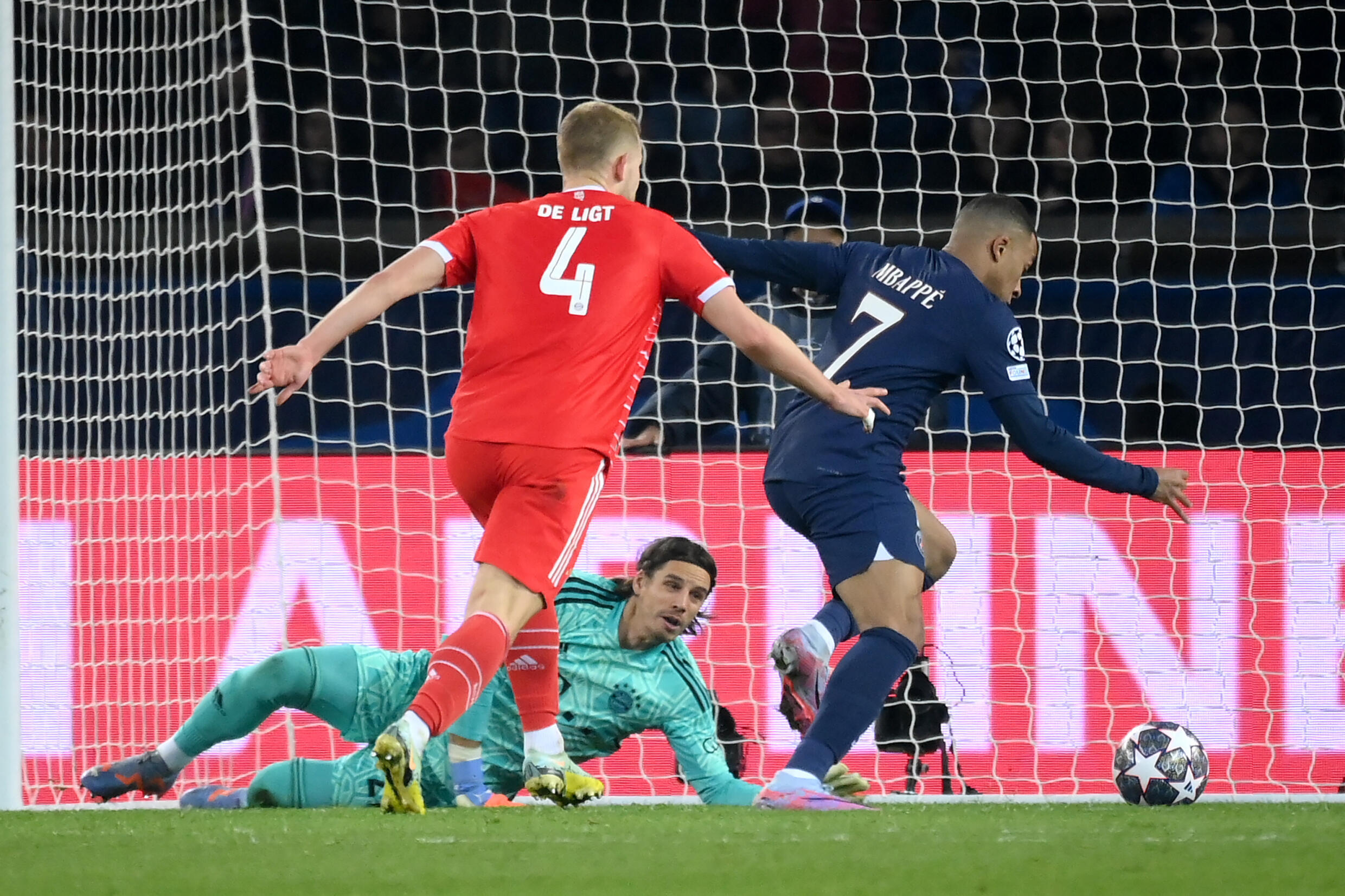Kylian Mbappé marque un but pour le PSG finalement refusé pour hors-jeu, face au Bayern Munich, en 8e de finale aller de la Ligue des champions, le 14 février 2023 au Parc des Princes