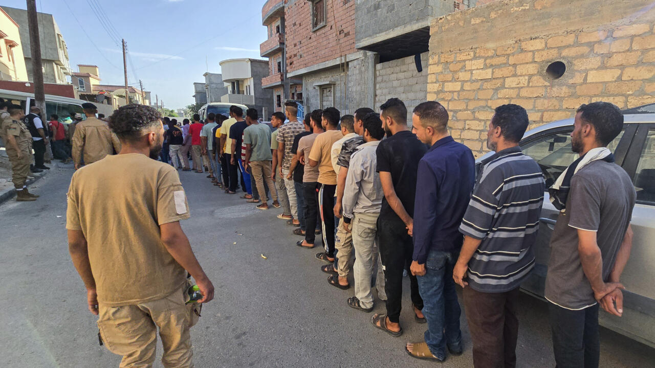 ليبيا ترحل أكثر من 200 مصري مقيمين بصورة غير قانونية إلى بلادهم