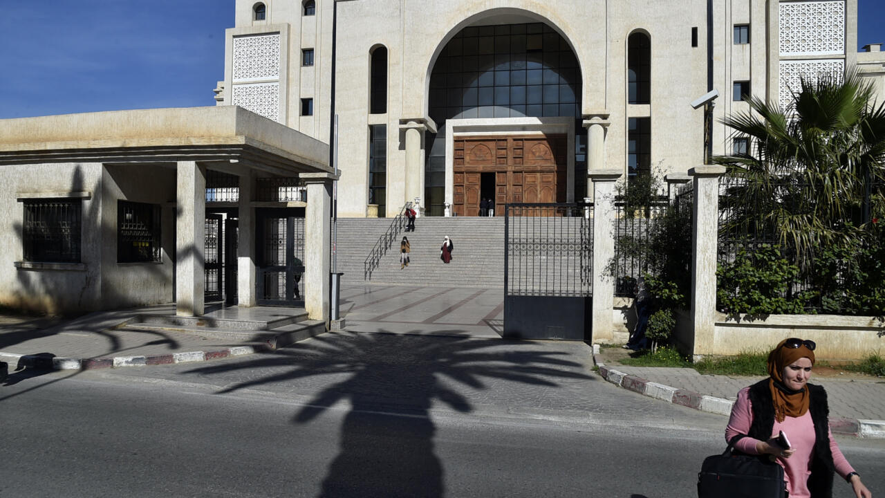 الجزائر: النيابة العامة تلتمس الحكم بالسجن 7 سنوات لمؤرخ بتهمة "الاعتداء على رموز الأمة"