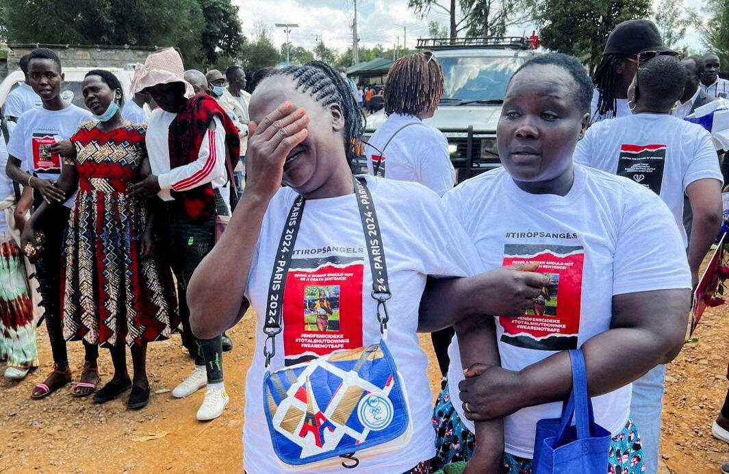 Agnes Cheptegei pleure sa fille et athlète olympique Rebecca Cheptegei au funérarium de l'hôpital Moi, à Eldoret, au Kenya, le 13 septembre 2024.