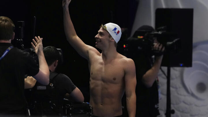 Leon Marchand of France celebrates after winning gold medal in the men's 200-meter individual medley final at the World Aquatics Championships in Singapore, Thursday, July 31, 2025. (AP Photo/Vincent 
