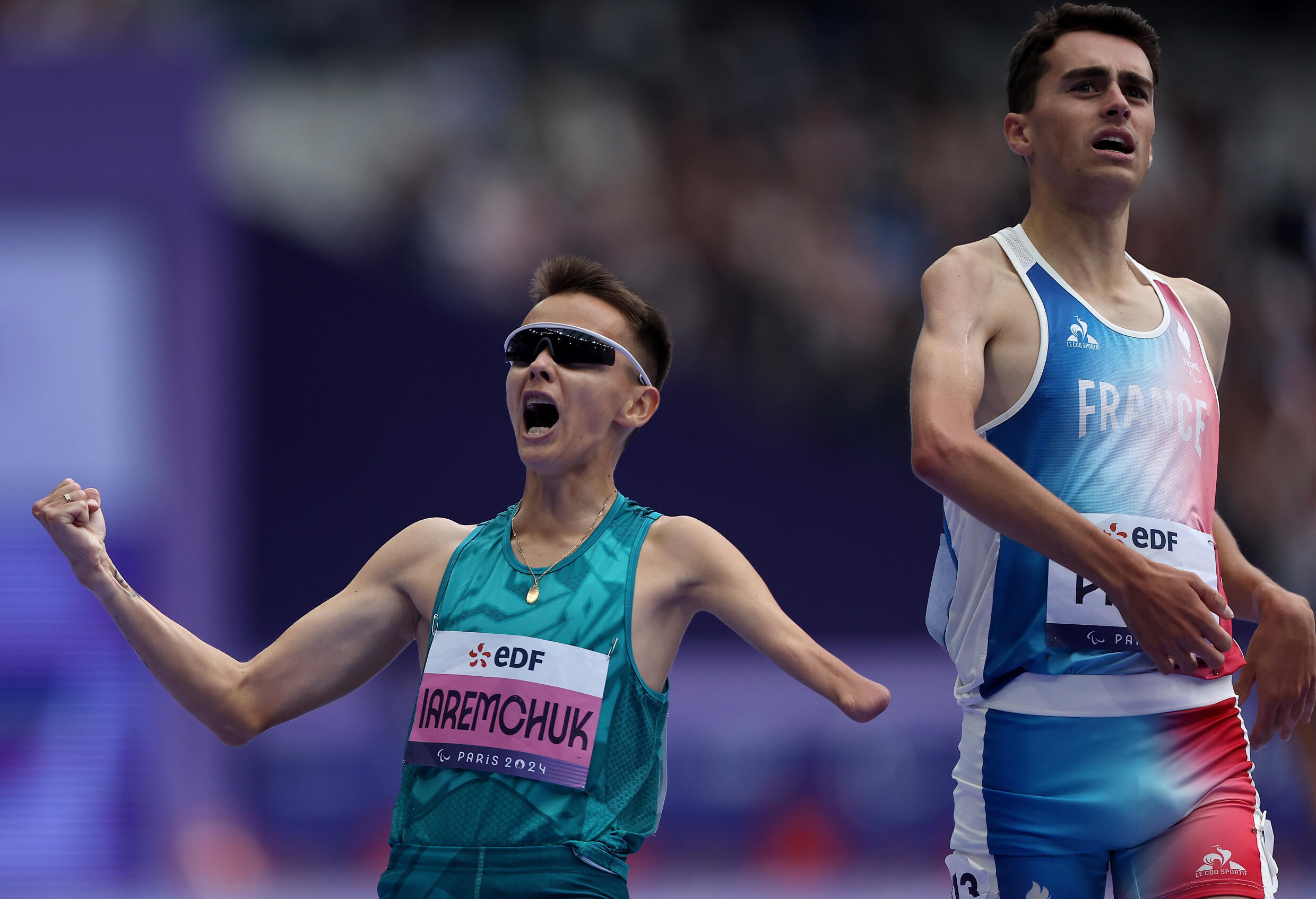 Le Français Antoine Praud (à droite) a remporté la médaille de bronze du 1.500 m T46 aux Jeux paralympiques de Paris le 31 août 2024