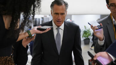 El senador Mitt Romney, republicano de Utah, habla con la prensa antes de votar sobre un proyecto de ley que consagraría los matrimonios del mismo sexo en la ley federal, el miércoles 16 de noviembre de 2022, en el Capitolio en Washington.