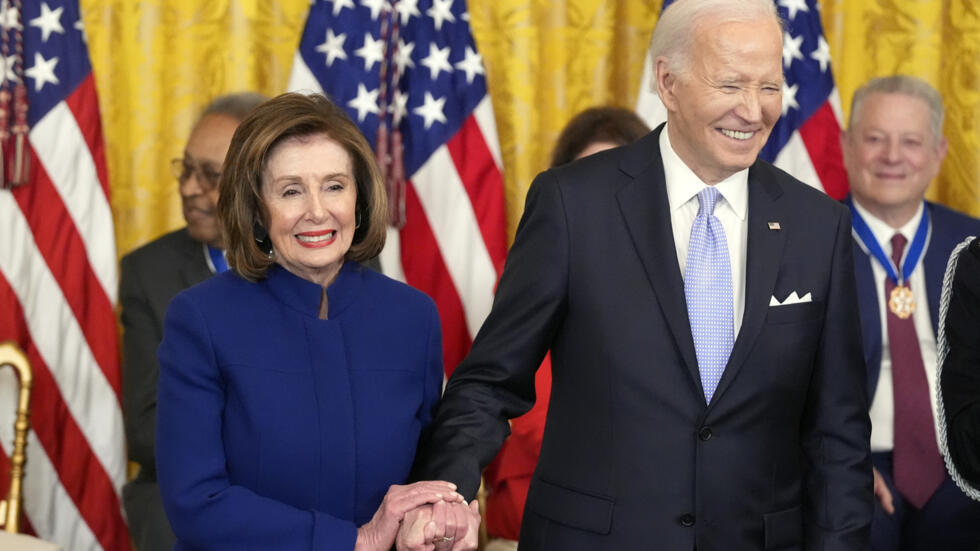 En esta imagen de archivo, el presidente Joe Biden otorga el más alto honor civil de la nación, la Medalla Presidencial de la Libertad, a la representante Nancy Pelosi, demócrata por California, durante una ceremonia en la Sala Este de la Casa Blanca, el viernes 3 de mayo de 2024, en Washington.