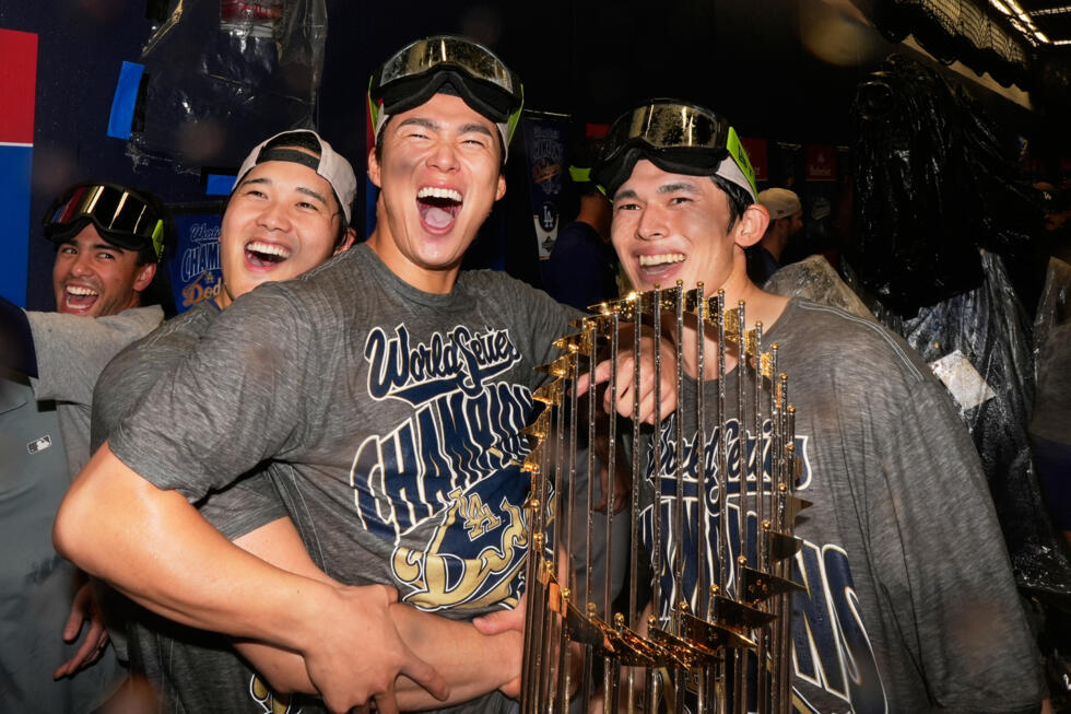 De izquierda a derecha, Shohei Ohtani, Yoshinobu Yamamoto y Roki Sasaki, los astros nipones de los Dodgers, celebran su victoria en la Serie Mundial de 2025. Toronto, 2 de noviembre de 2025.