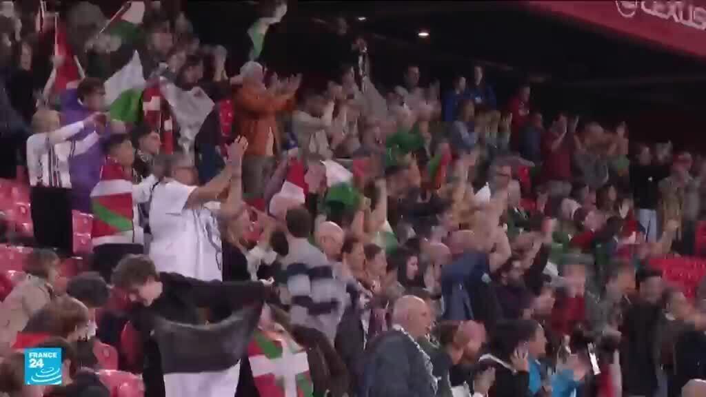 مباراة كرة قدم تحمل أمل السلام والحرية