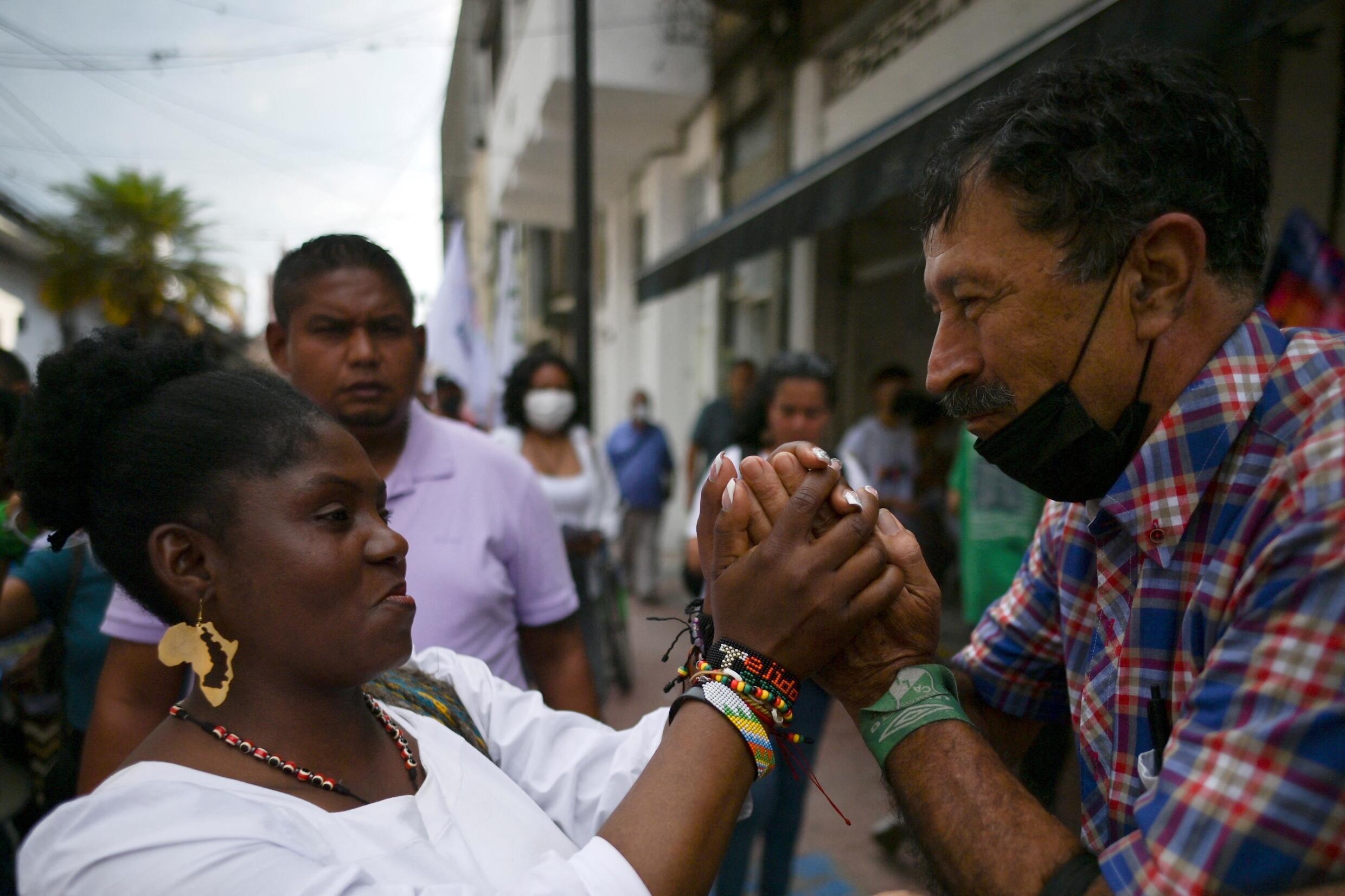 La candidata vicepresidencial del Pacto HIstórico, Francia Márquez, saluda a un simpatizante durante un mitin en Buga, Colombia, el 22 de febrero de 2022.