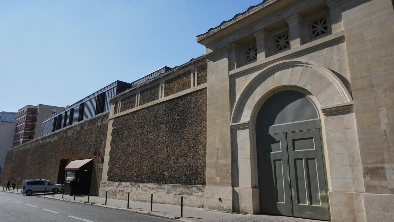 En direct : Nicolas Sarkozy va être incarcéré à la prison de la Santé