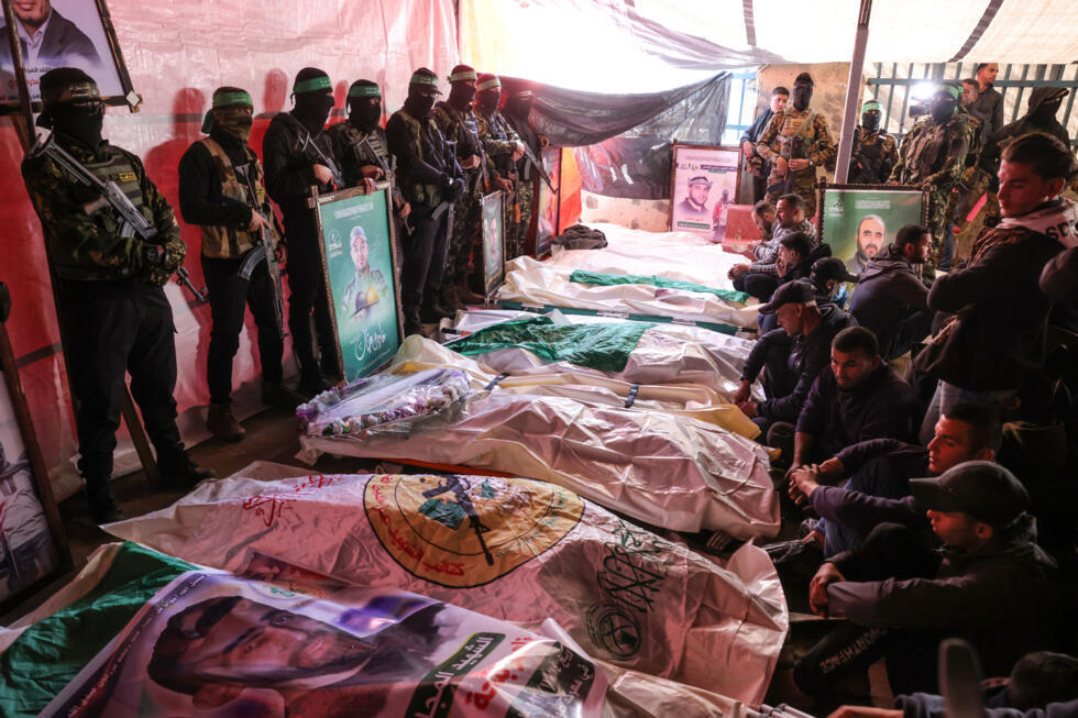 Des Palestiniens et des combattants du Hamas assistent à une cérémonie funéraire pour 40 combattants et civils tués pendant la guerre avec Israël, dans le camp d'Al-Chati, dans la bande de Gaza, le 28 février 2025