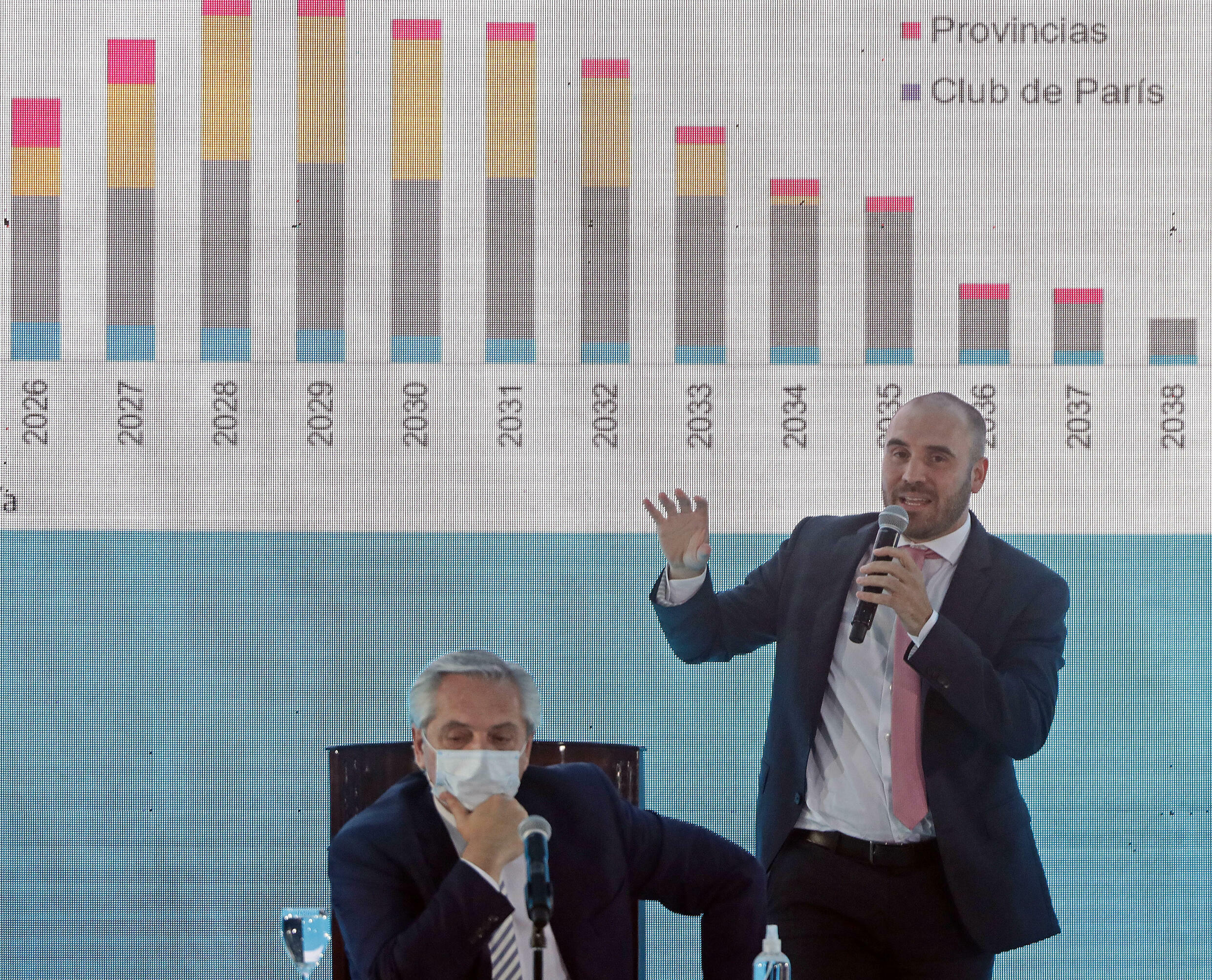 El ministro de Economía de Argentina, Martín Guzmán, habla en una reunión con el presidente Alberto Fernández para informar a los gobernadores provinciales sobre el estado de las conversaciones con el FMI el 5 de enero de 2022 en Buenos Aires.