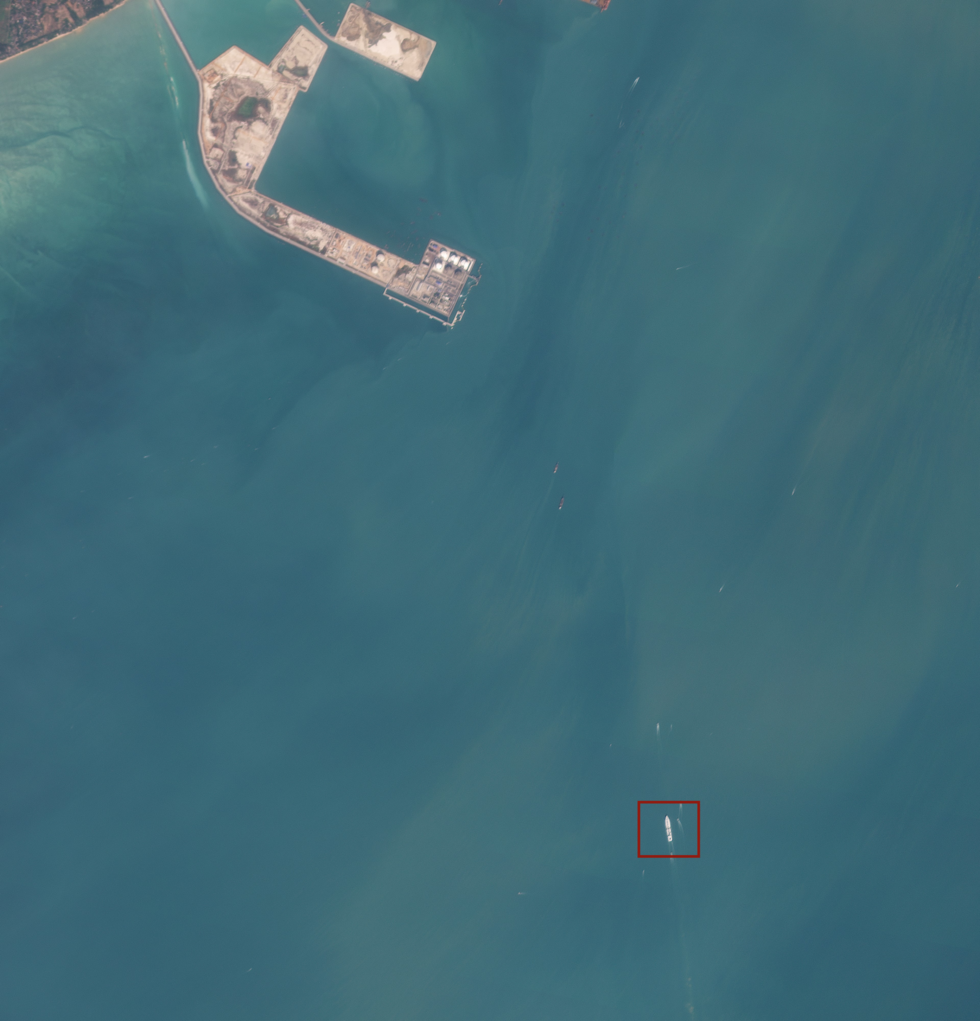 Image satellite du 8 décembre 2025 montrant le méthanier Valera (encadré en rouge par la rédaction des Observateurs) à environ 6 km du terminal chinois de Beihai.