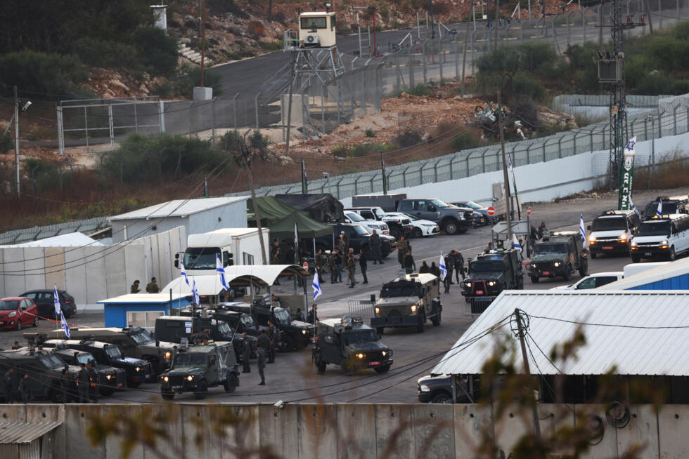 Véhicules militaires israéliens devant la prison d'Ofer, en Cisjordanie occupée, avant la libération de prisonniers palestiniens, le 13 octobre 2025.