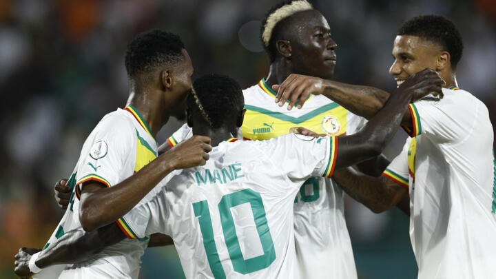 Les Sénégalais félicitent le buteur Habib Diallo, auteur du deuxième but contre le Cameroun
