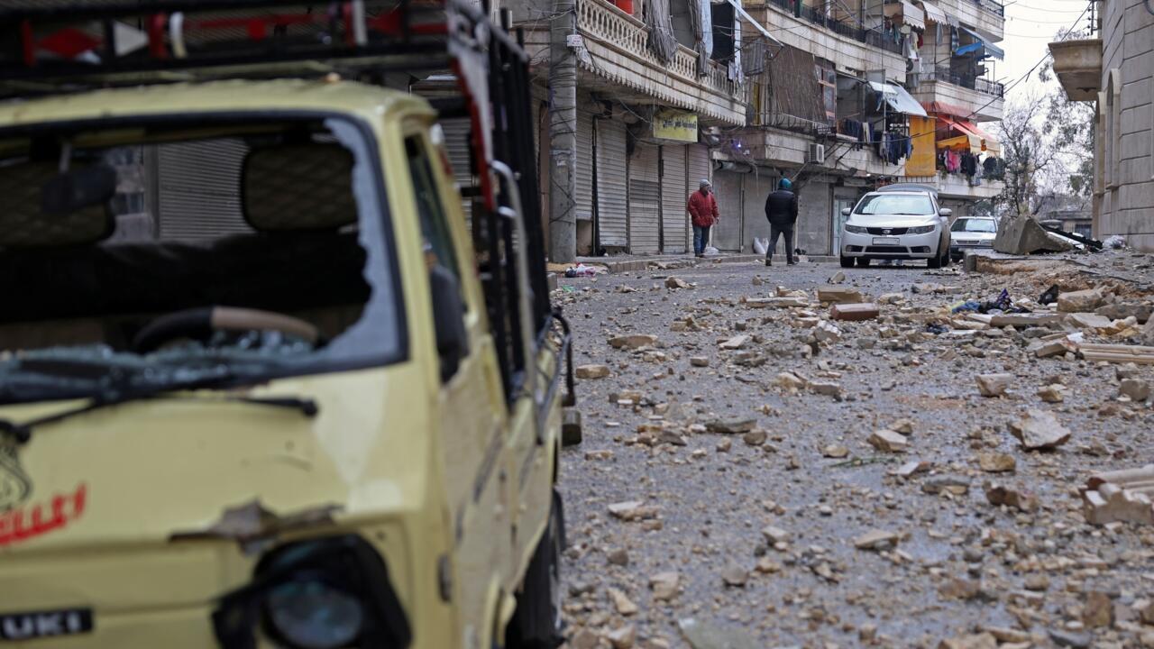 سكان حيّ في حلب يعودون الى منازلهم بعد المعارك بين القوات الكردية والسورية