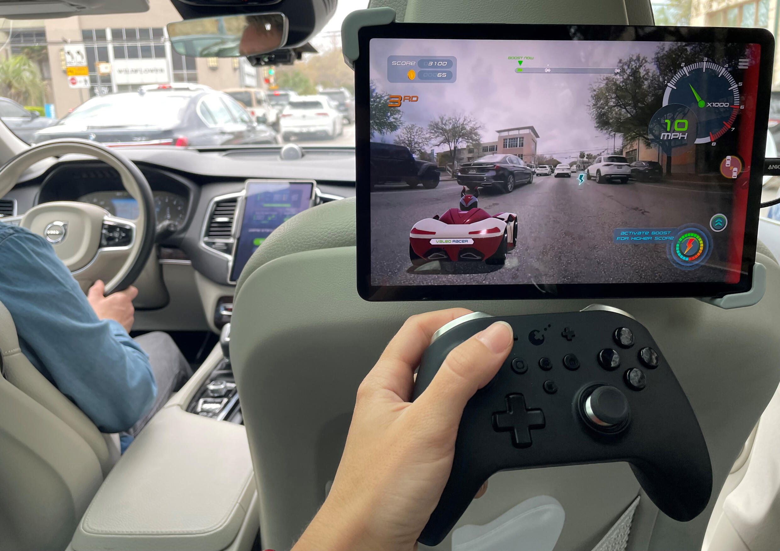 మార్చి 12, 2024న టెక్సాస్‌లోని ఆస్టిన్‌లో జరిగిన భారీ SXSW ఫెస్టివల్‌లో జర్నలిస్టులు వాలెయో రేసర్ అనే ఒక ఆగ్మెంటెడ్ రియాలిటీ వీడియో గేమ్‌ని పరీక్షించారు.