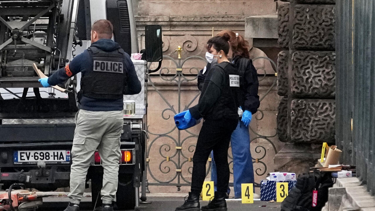 فرنسا: ما الذي نعرفه عن سرقة متحف اللوفر بعد توجيه الاتهامات الجديدة؟