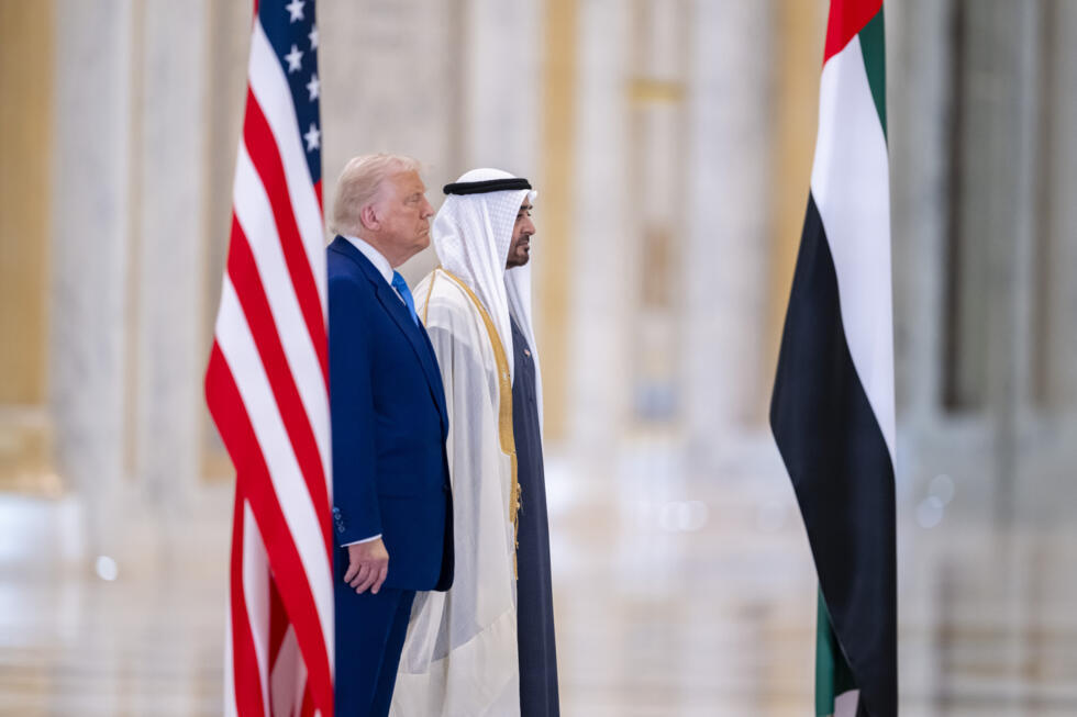 Le président américain Donald Trump et son homologue émirati cheikh Mohamed ben Zayed, le 15 mai 2025 à Abou Dhabi