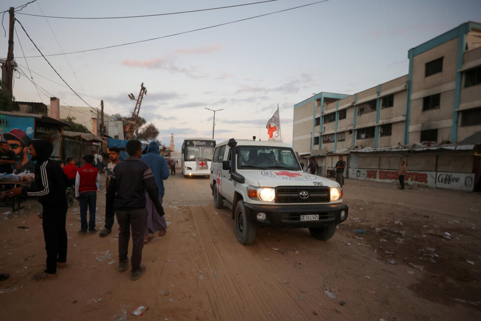 Des véhicules du CICR à Khan Younès, dans le sud de la bande de Gaza, le 13 octobre 2025.
