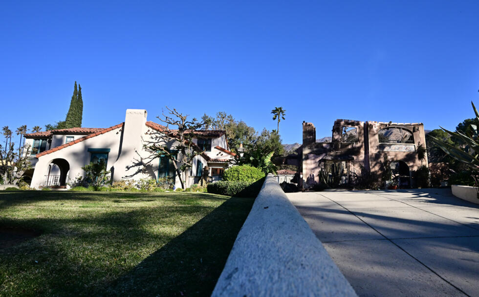 La maison de la famille Walsh de la série télévisée "Beverly Hills 90210" restée intacte, à côté d'une maison ravagée par les feux à Altadena (Californie), aux États-Unis, le 15 janvier 2025.