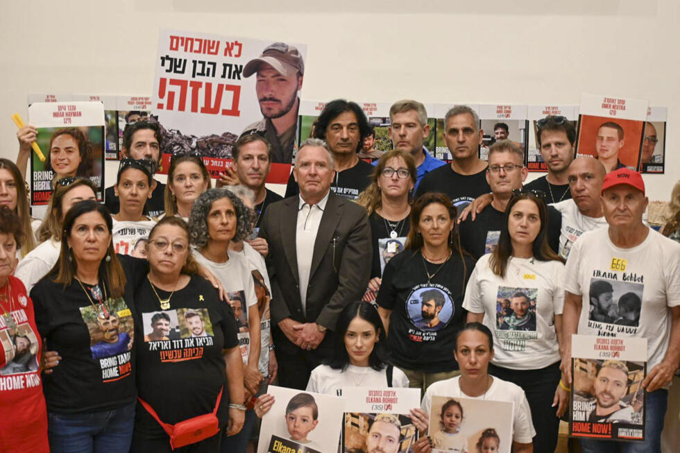 El enviado de Estados Unidos en Oriente Medio, Steve Witkoff (c), en la sede del Foro de Familias de Rehenes y Desaparecidos, este sábado en Tel Aviv.