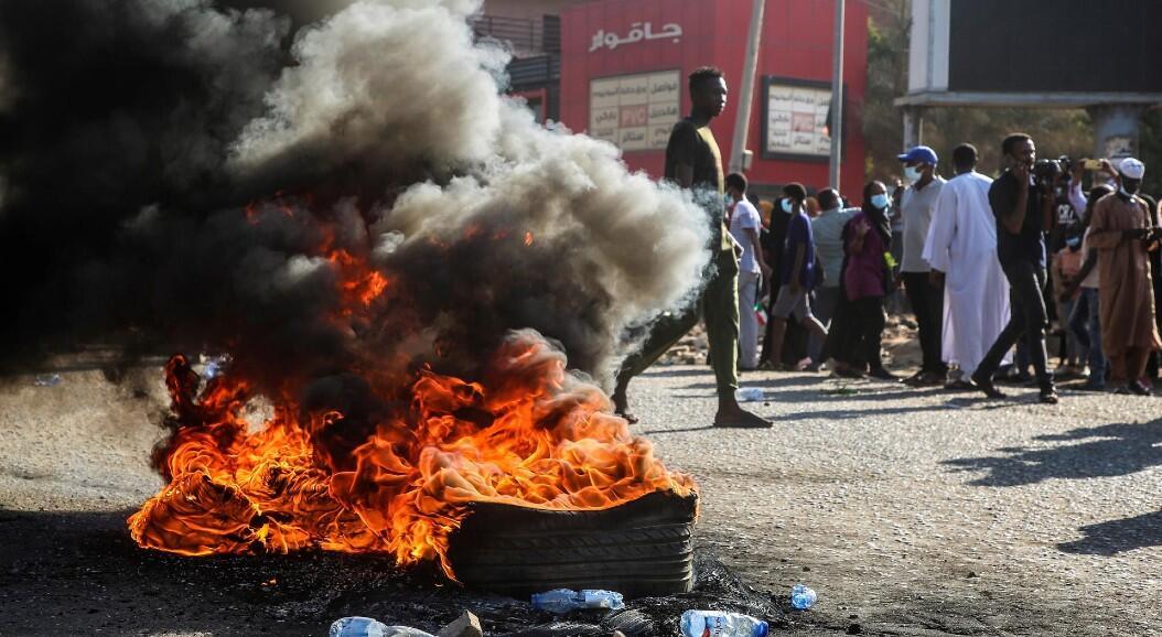 Al menos cinco muertos en nuevas manifestaciones contra el golpe de Estado en Sudán 2 Decenas de personas cerca de objetos en llamas durante una protesta contra el golpe militar. En Jartum, Sudán, el 13 de noviembre de 2021.