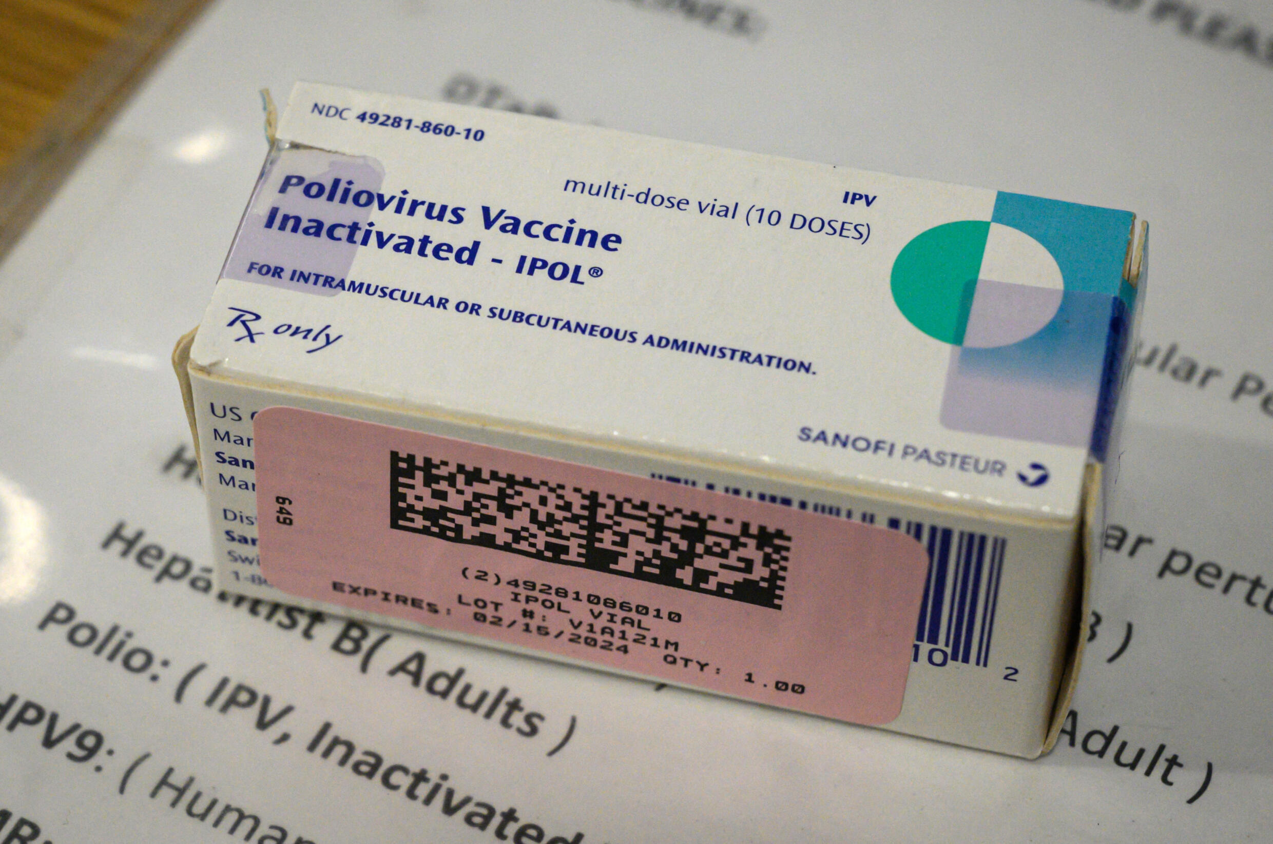 Imagen de archivo en la que se muestra una caja de vacunas contra la poliomielitis en un centro de salud de Brooklyn, Nueva York.