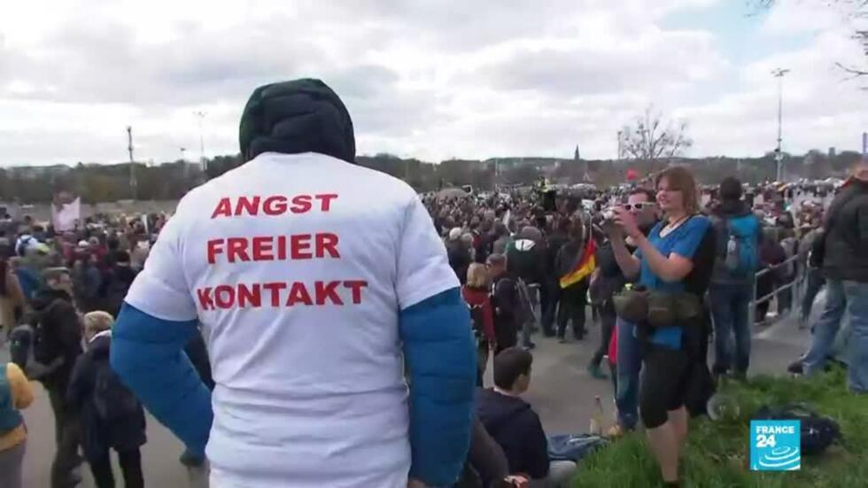 Europa miles de personas protestan contra las restricciones por el