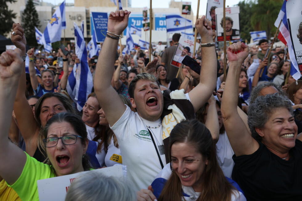 Les Israéliens font éclater leur joie avant la libération imminente des otages encore retenus à Gaza, sur la 'place des Otages', à Tel Aviv, le 13 octobre 2025.