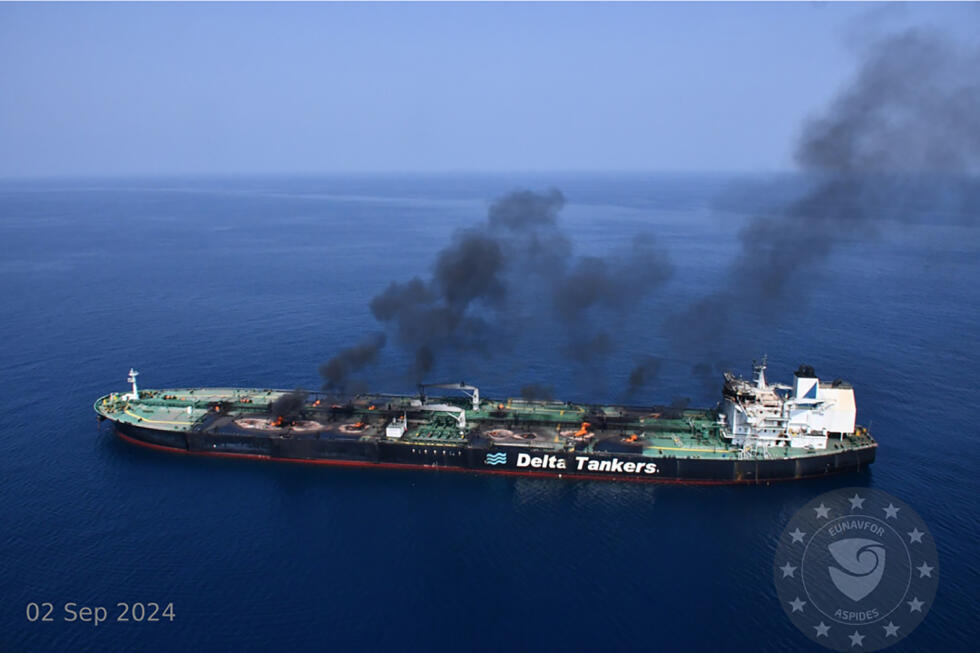 Une photo diffusée par EUNAVFOR ASPIDES le 5 septembre 2024 et datée du 2 septembre montre des colonnes de fumée et du feu à bord du pétrolier grec Sounion au large de la ville yéménite de Hodeida, en mer Rouge, après avoir été attaqué en août par les rebelles houthis