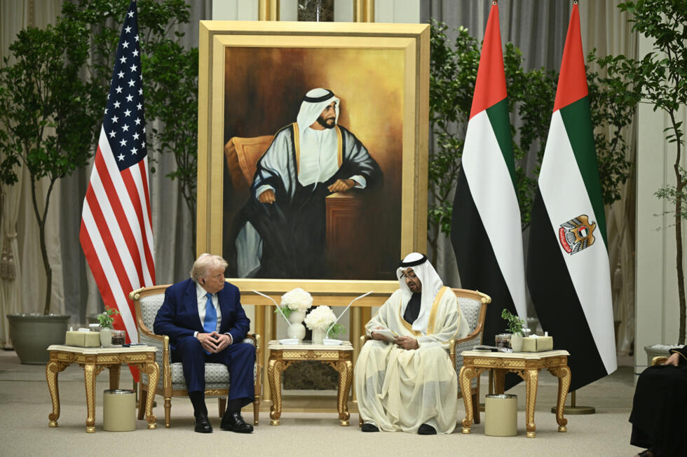 Le président américain Donald Trump et son homologue émirati cheikh Mohamed ben Zayed, le 15 mai 2025 à Abou Dhabi