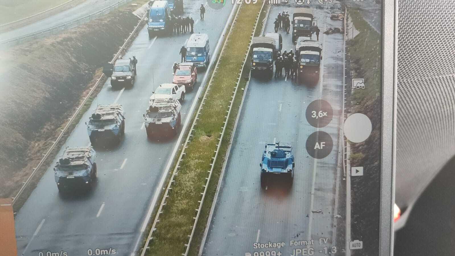 Des blindés en mouvement sur une autoroute proche de Nouméa, la capitale de Nouvelle-Calédonie secouée par des émeutes qui ont fait six morts, le 19 mai 2024