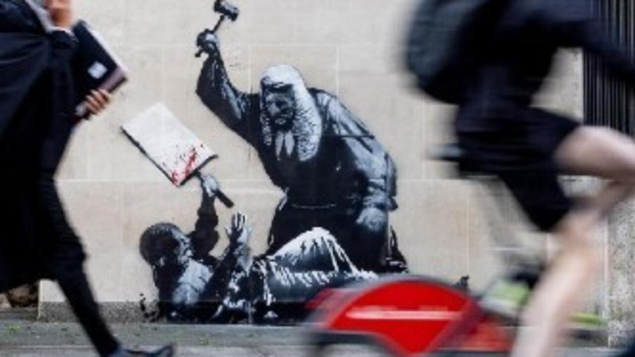 Au Royaume-Uni, une nouvelle œuvre de Banksy dénonce le bâillonnement des militants propalestiniens
