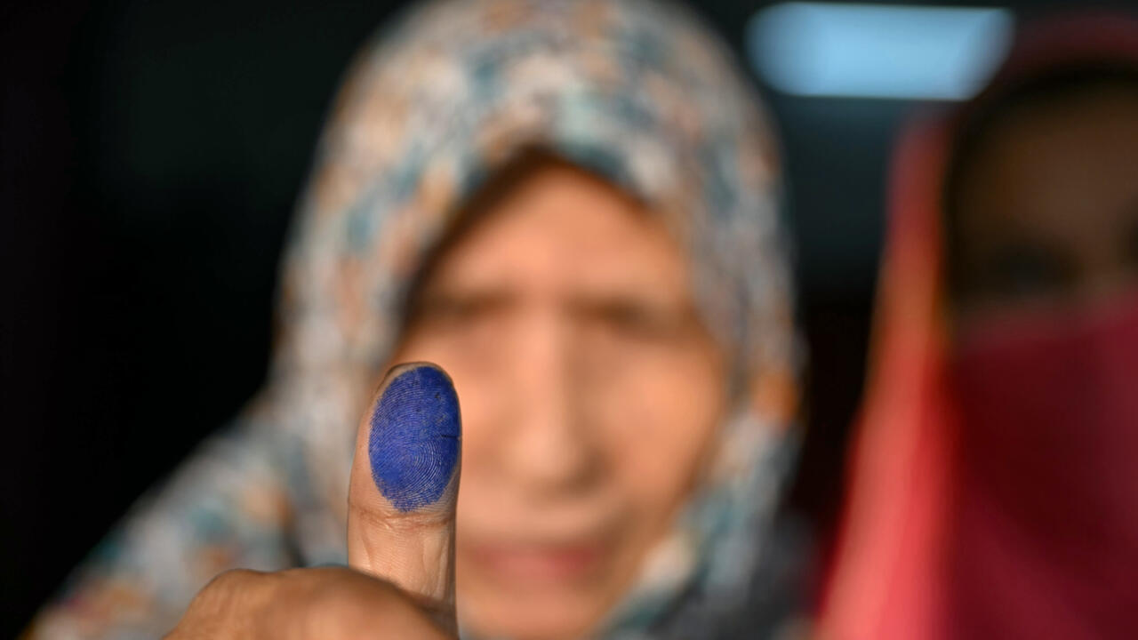 بنغلادش تنظم أول انتخابات بعد الإطاحة بحسينة