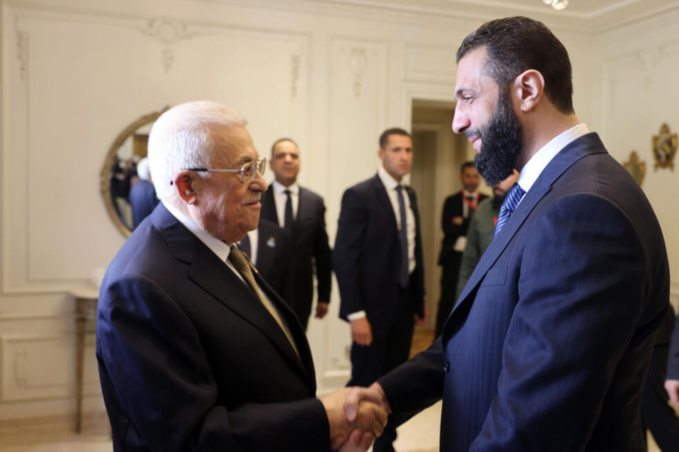 Le président palestinien Mahmoud Abbas (G) rencontre le président syrien par intérim Ahmad al-Chareh, en marge d'un sommet arabe au Caire consacré à Gaza, le 4 mars 2025. Photo distribuée par l'Autorité palestinienne