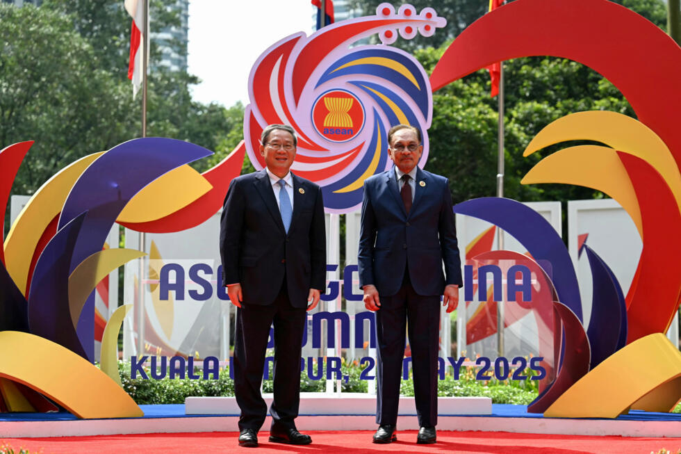 El primer ministro de Malasia, Anwar Ibrahim, a la derecha, posa para una foto con el primer ministro de China, Li Qiang, antes de la Cumbre ASEAN-Consejo de Cooperación del Golfo (CCG)-China tras la Cumbre de la Asociación de Naciones del Sudeste Asiático (ASEAN) en Kuala Lumpur el martes 27 de mayo de 2025.