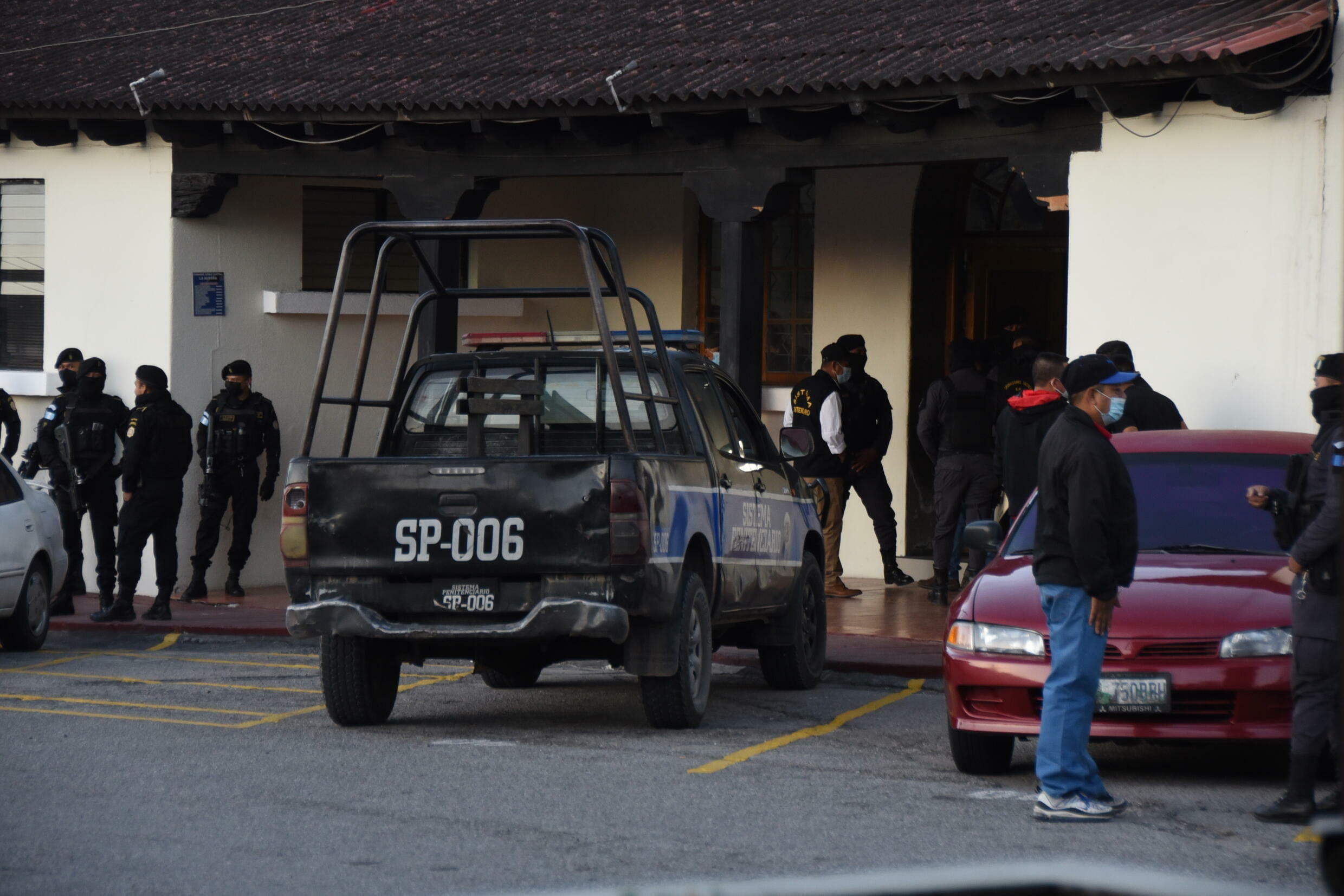 La Policía Nacional Civil de Guatemala traslada bajo custodia a Ricardo Martinelli a la Fuerza Aérea de Guatemala (FAG) antes de su extradición a Estados Unidos, en la ciudad de Guatemala, el 10 de diciembre de 2021.
