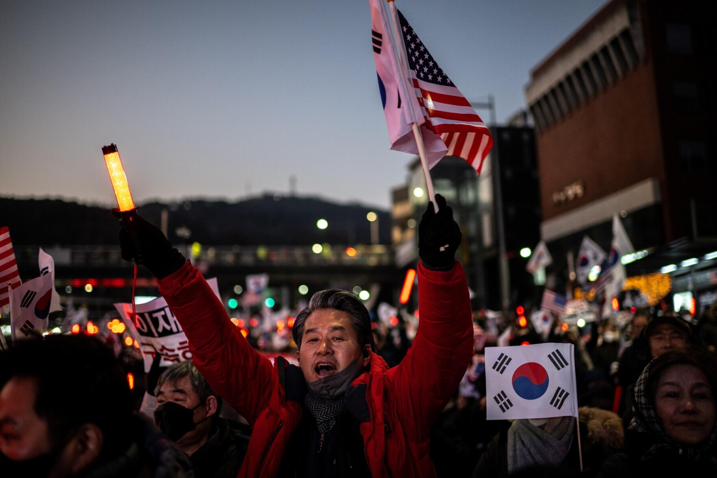 Des partisans du président sud-coréen déchu Yoon Suk Yeol manifestent près sa résidence à Séoul, le 1er janvier 2025.