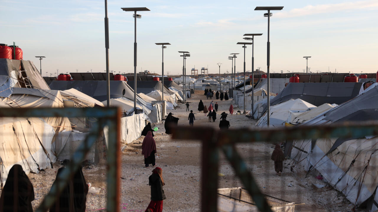 الجيش السوري يعلن مخيم الهول الذي يؤوي عائلات جهاديين "منطقة أمنية مغلقة"