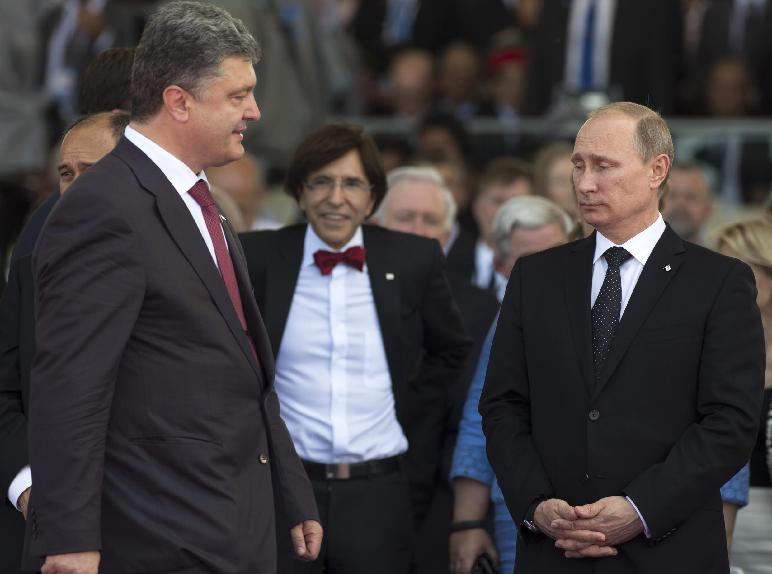 Le président ukrainien Petro Porochencko passe devant le président russe Vladimir Poutine lors des commémorations du Débarquement en Normandie, le 6 juin 2014 à Ouistreham.