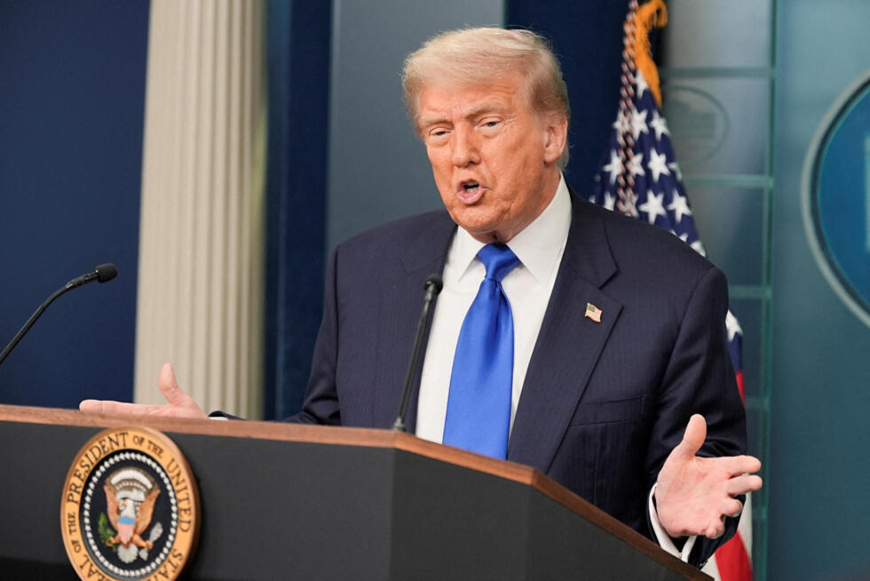 FOTO ARCHIVO: El presidente de Estados Unidos, Donald Trump, habla con los medios de comunicación, después de que el Tribunal Supremo de Estados Unidos asestara un golpe al poder de los jueces federales al restringir su capacidad para conceder amplios alivios legales en los casos en que los magistrados actuaron en una lucha legal sobre la oferta del presidente Donald Trump para limitar la ciudadanía por derecho de nacimiento, en la Sala de Prensa de la Casa Blanca en Washington DC, 27 de junio de 2025.