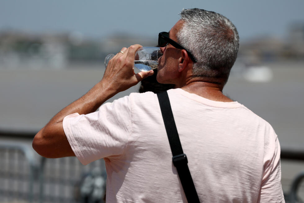 Pour cette nouvelle journée caniculaire, l'agence Santé publique France a appelé à "s'hydrater, boire" régulièrement et à éviter "l'alcool, le café" qui "favorisent la déshydratation".