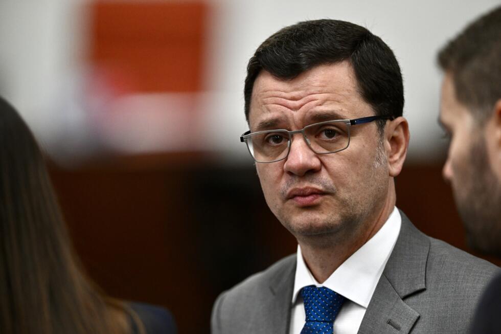 L'ancien ministre de la Justice du gouvernement Bolsonaro, Anderson Torres (g) et son avocat, comparaît devant la la Cour suprême bréslienne, le 10 juin 2025 à Brasilia