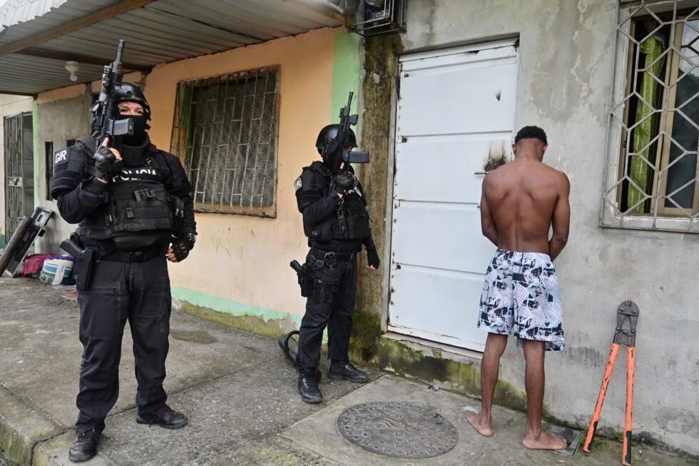 Arrestation d'un suspect à Guayaquil, en Equateur, après des affrontements meurtriers entre gangs de narcotrafiquants rivaux, le 7 mars 2025