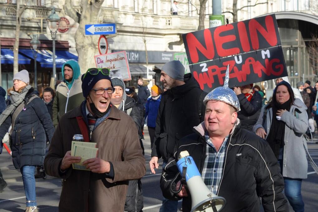 Cientos de personas se manifiestan este jueves en Viena, Austria, contra la vacunación obligatoria por la covid-19.