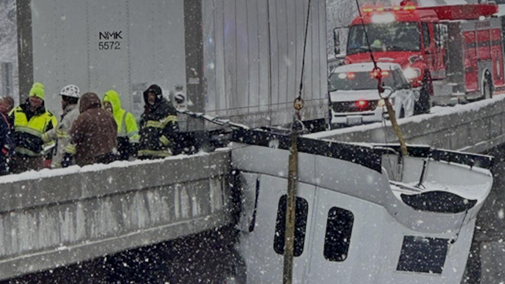 États-Unis : un conducteur de camion reste suspendu plusieurs heures à un pont